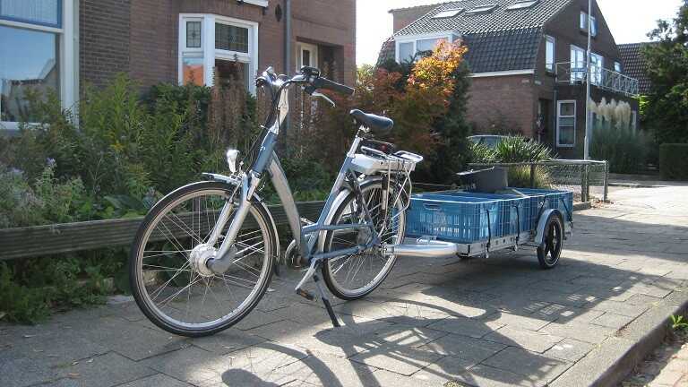 photo of Dieter's bike and trailer carrying four eurocrates